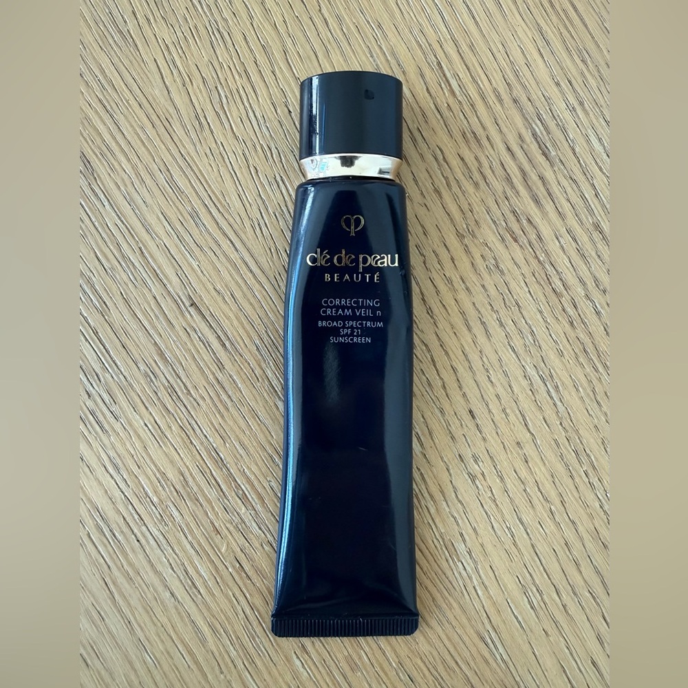 Clé de Peau_Correcting Cream Veil SPF 21